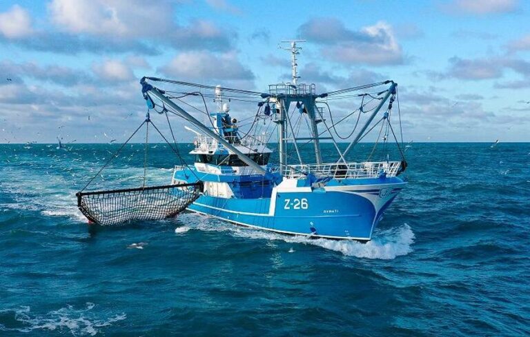 Fishing Trawler - Photo-Damen1